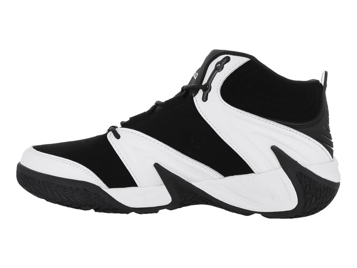 Tenis de baloncesto SHAQ de bota alta en colores negro y blanco con suela robusta.