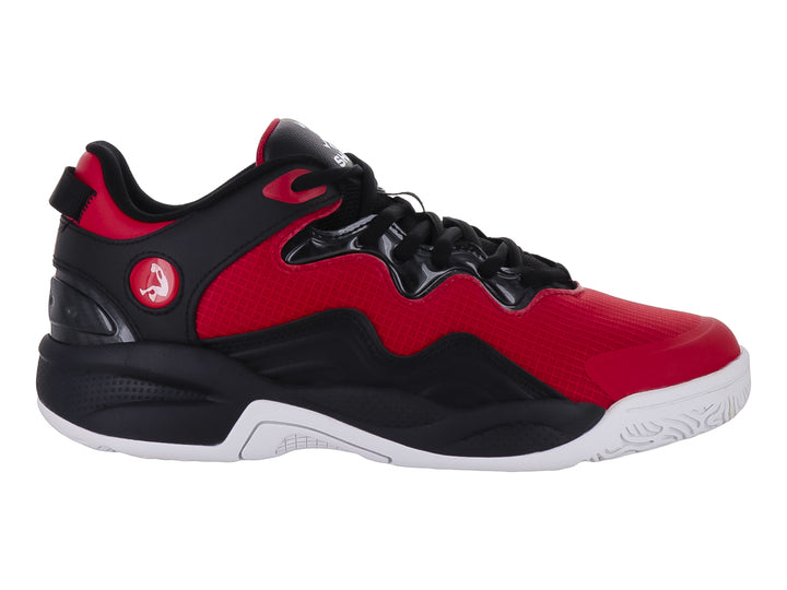 Tenis de baloncesto SHAQ en colores rojo y negro con suela blanca.