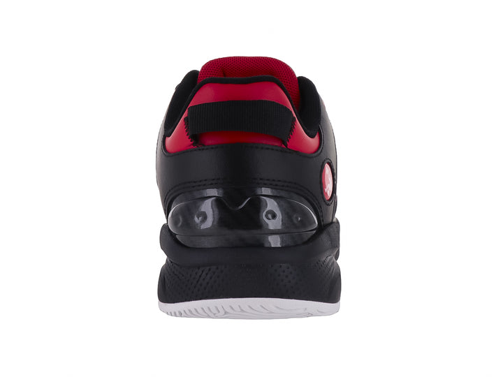 Tenis de baloncesto SHAQ en colores rojo y negro con suela blanca.