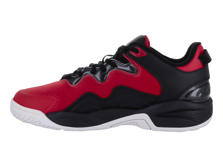 Tenis de baloncesto SHAQ en colores rojo y negro con suela blanca.