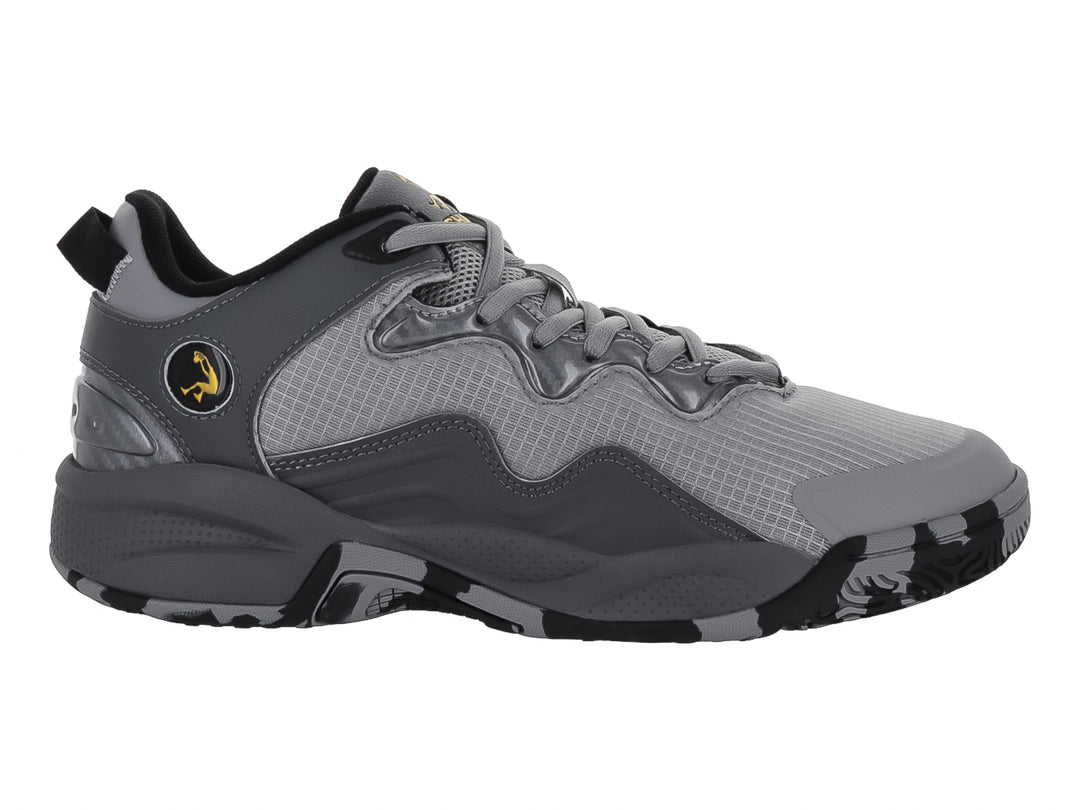 Tenis de baloncesto SHAQ All Ball en color gris con suela negra y detalles amarillos.