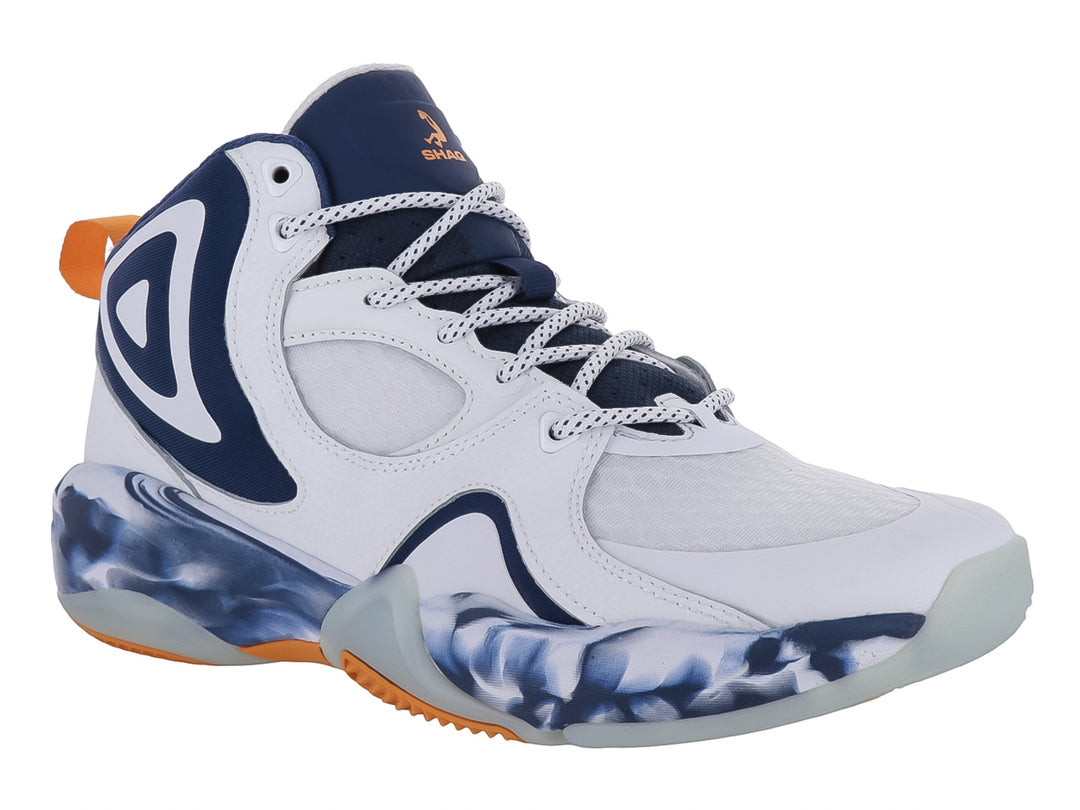 Tenis de baloncesto SHAQ color blanco y azul con detalles naranjas y suela con efecto marmoleado.