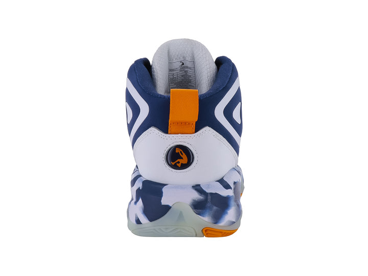 Tenis de baloncesto SHAQ color blanco y azul con detalles naranjas y suela con efecto marmoleado.