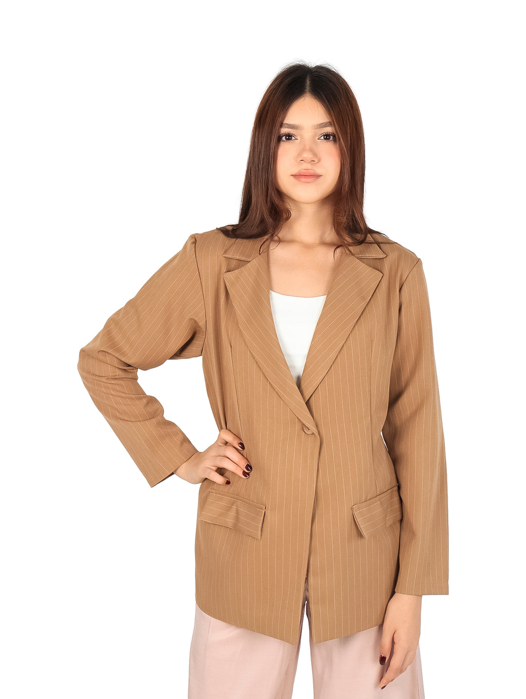 Mujer vistiendo un saco color beige con rayas verticales finas y bolsillos frontales.