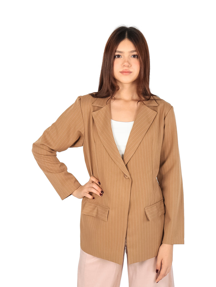 Mujer vistiendo un saco color beige con rayas verticales finas y bolsillos frontales.