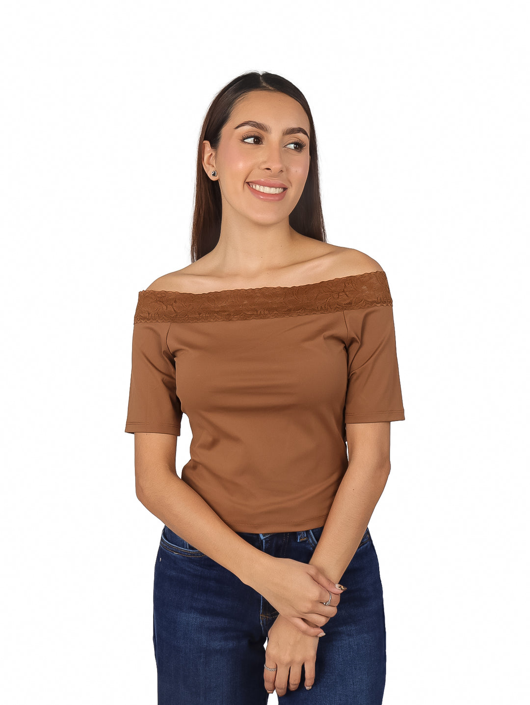Mujer vistiendo blusa color café con escote de hombros descubiertos y detalle de encaje.