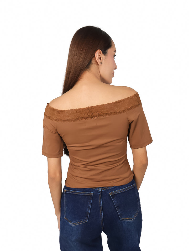 Mujer vistiendo blusa color café con escote de hombros descubiertos y detalle de encaje.