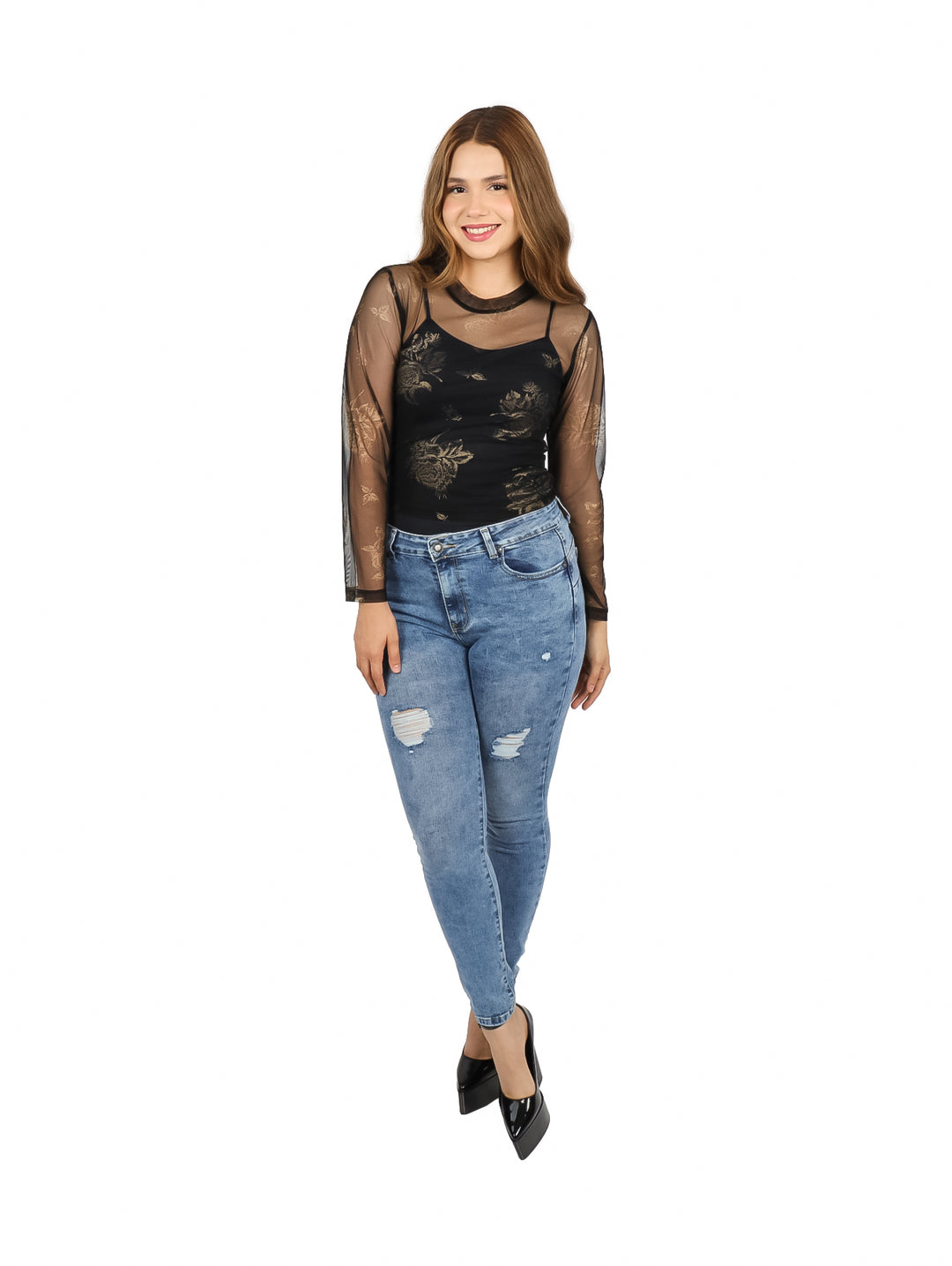 Blusa negra de malla con manga larga y estampado dorado, combinada con pantalones vaqueros azules.