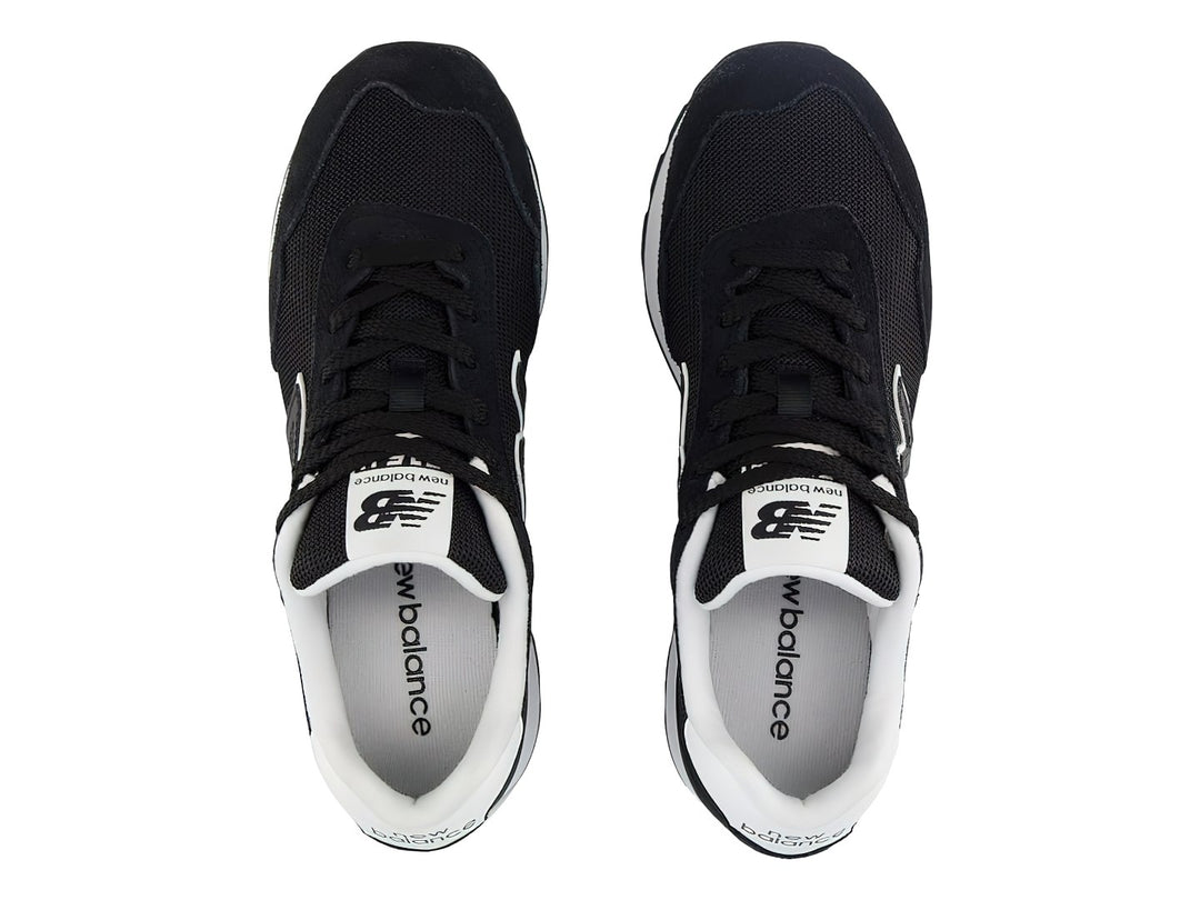 Tenis New Balance color negro con suela de plataforma blanca y detalles en gris.