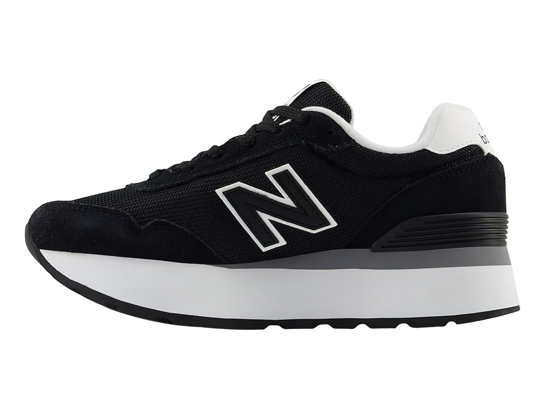 Tenis New Balance color negro con suela de plataforma blanca y detalles en gris.