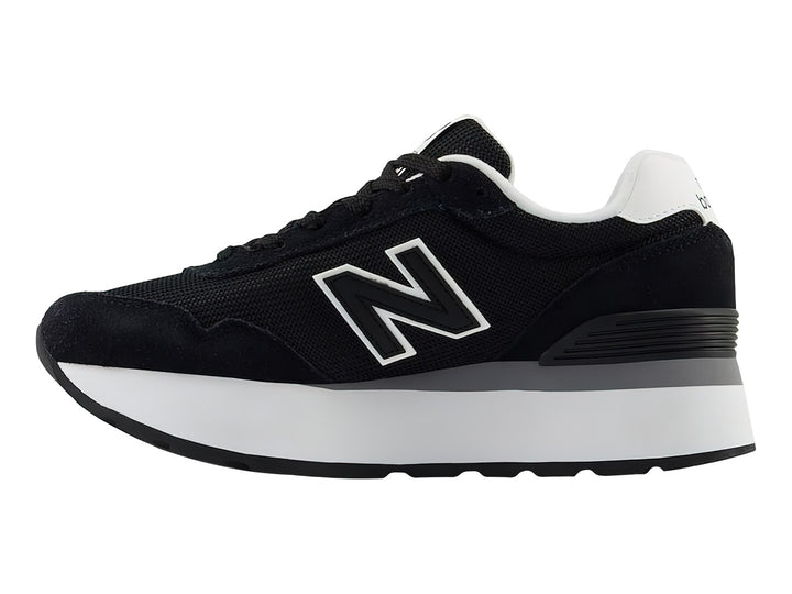 Tenis New Balance color negro con suela de plataforma blanca y detalles en gris.