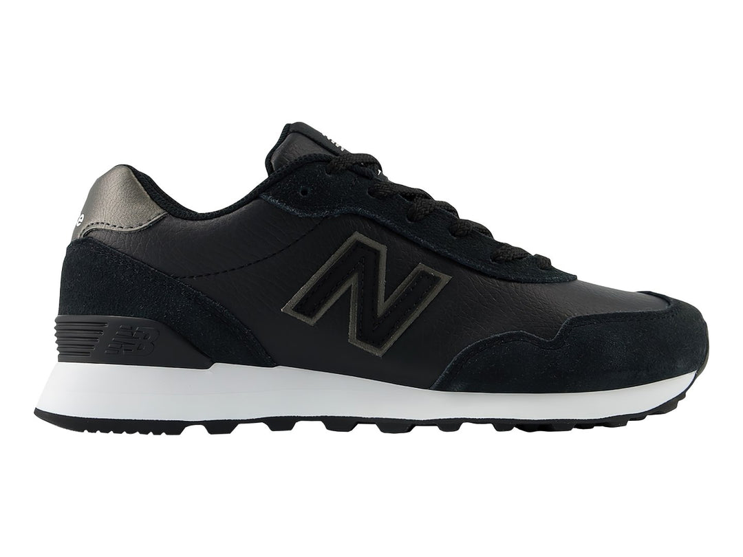 Tenis New Balance 515 color negro con suela blanca y detalles en gris en el talón.