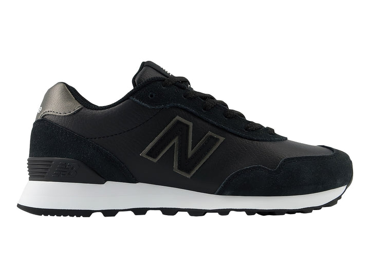 Tenis New Balance 515 color negro con suela blanca y detalles en gris en el talón.