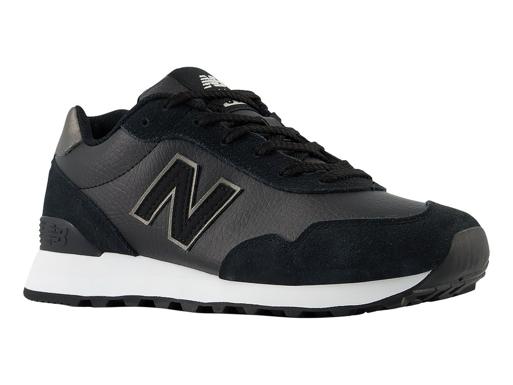 Tenis New Balance 515 color negro con suela blanca y detalles en gris en el talón.