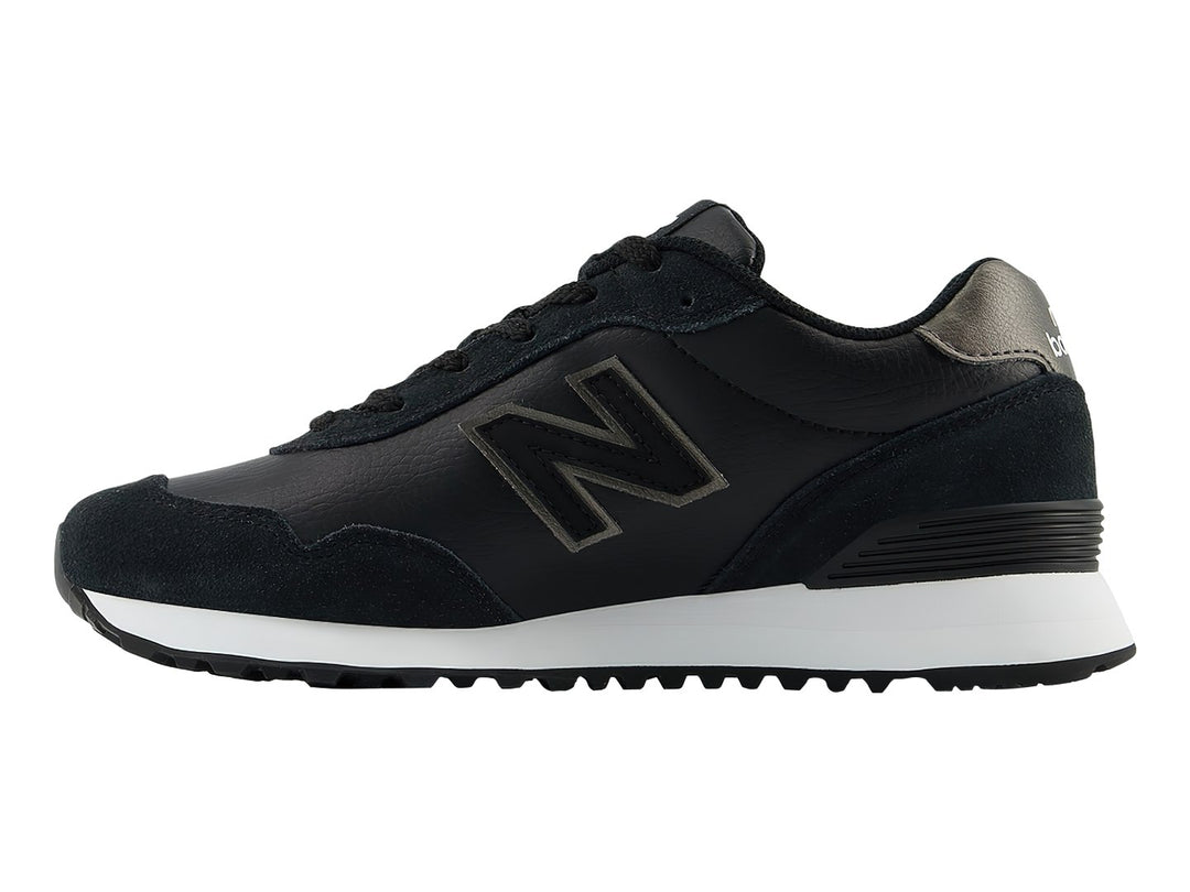 Tenis New Balance 515 color negro con suela blanca y detalles en gris en el talón.