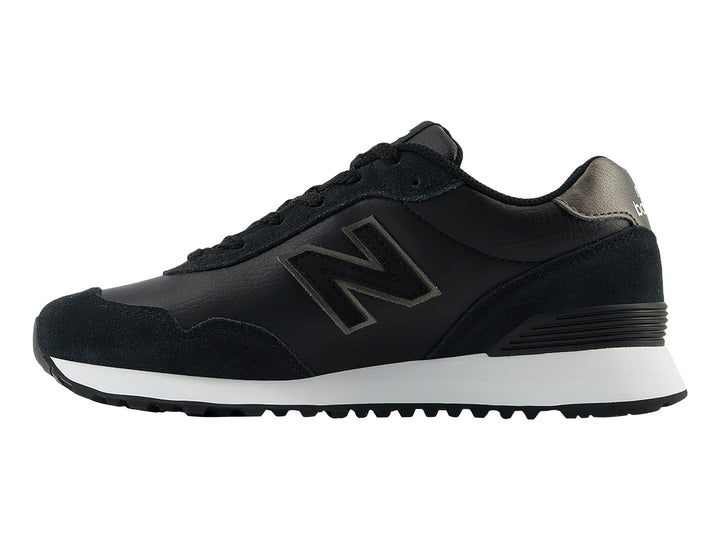Tenis New Balance 515 color negro con suela blanca y detalles en gris en el talón.