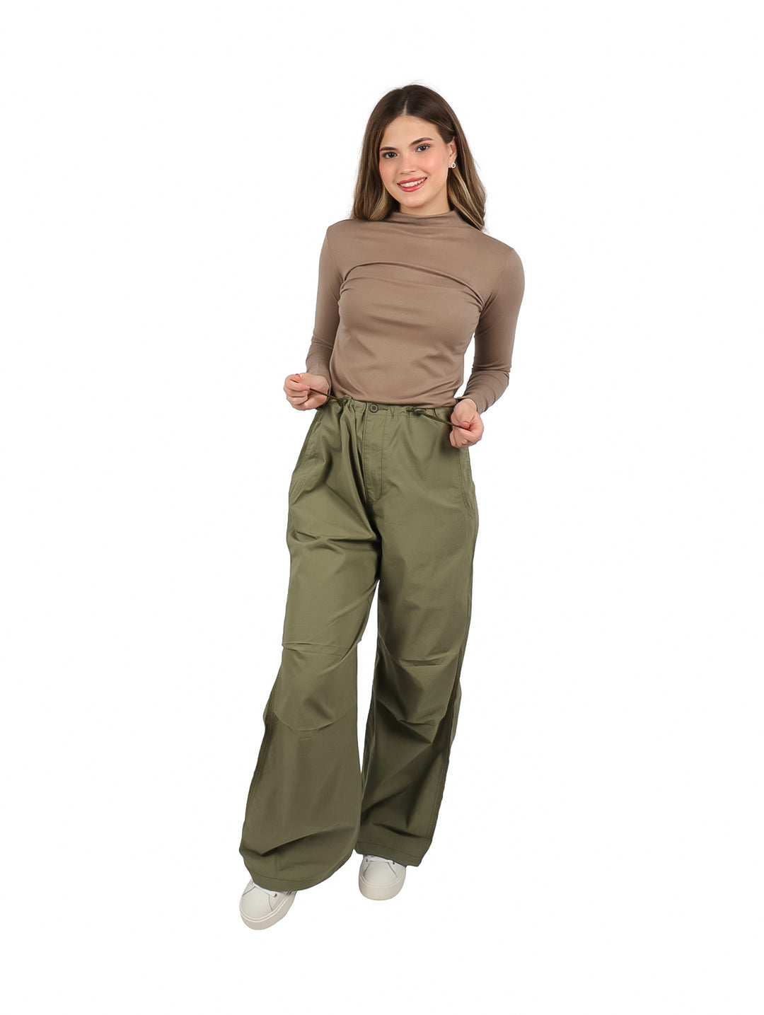 Mujer vistiendo blusa ajustada de manga larga y cuello alto en color camel.