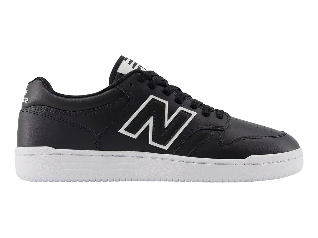 Tenis New Balance BB 480 color negro con suela blanca y logotipo N blanco.
