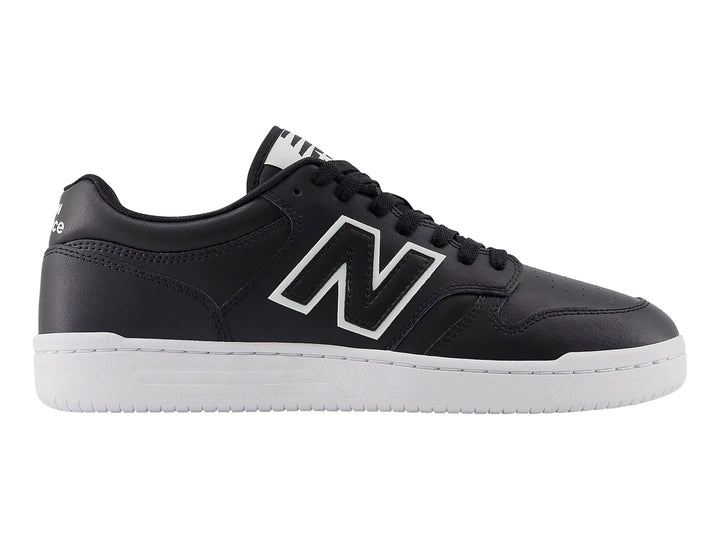 Tenis New Balance BB 480 color negro con suela blanca y logotipo N blanco.