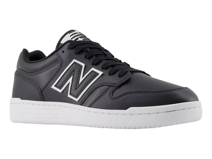 Tenis New Balance BB 480 color negro con suela blanca y logotipo N blanco.