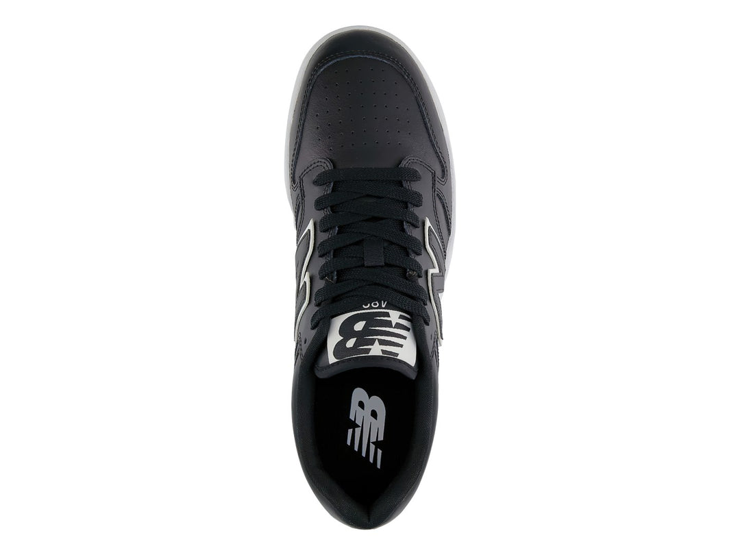 Tenis New Balance BB 480 color negro con suela blanca y logotipo N blanco.