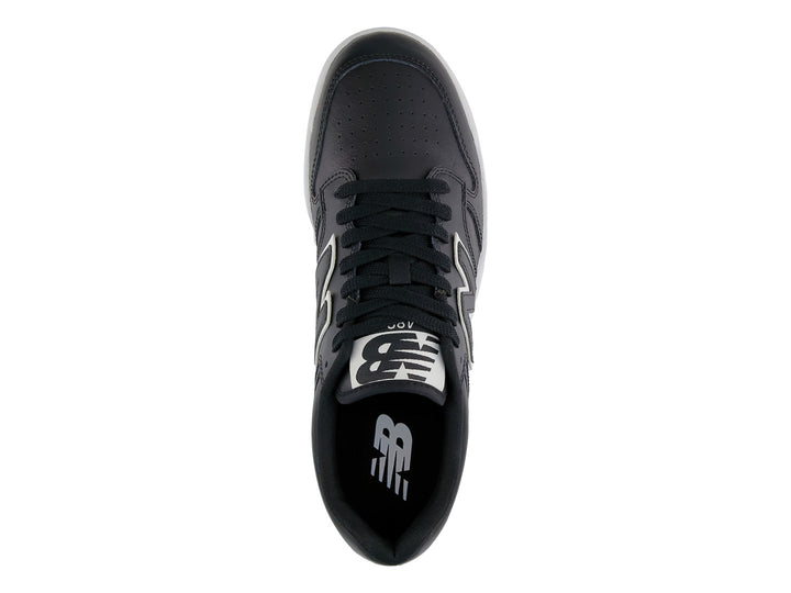 Tenis New Balance BB 480 color negro con suela blanca y logotipo N blanco.