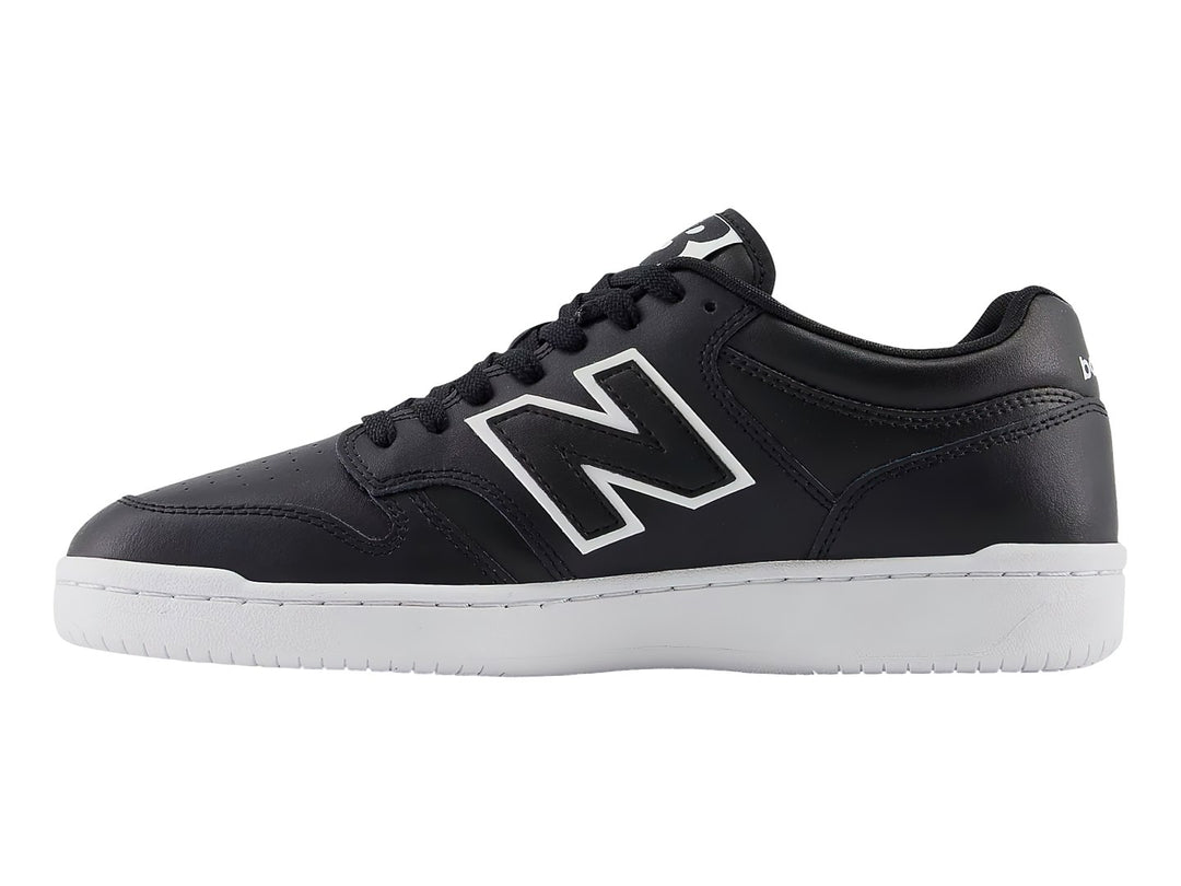 Tenis New Balance BB 480 color negro con suela blanca y logotipo N blanco.