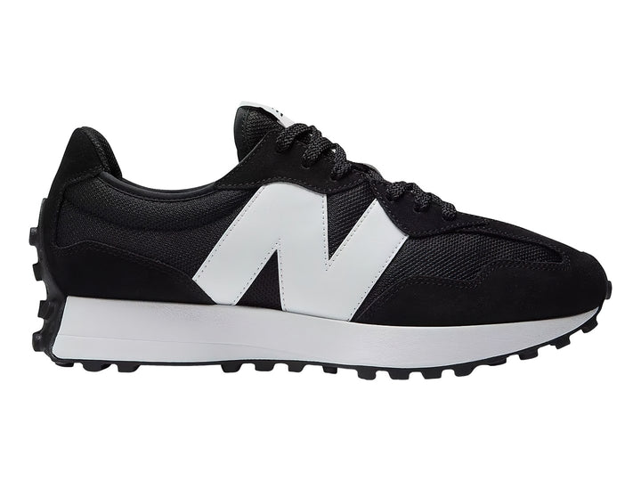 Tenis New Balance 327 color negro con suela blanca y logotipo N blanco en el lateral.