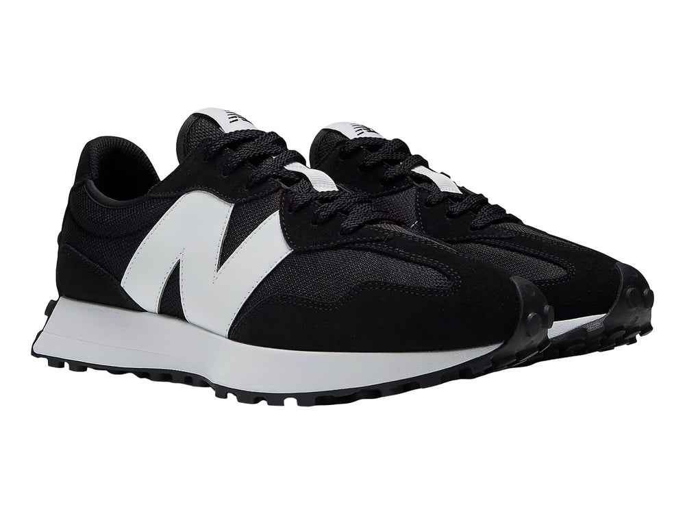 Tenis New Balance 327 color negro con suela blanca y logotipo N blanco en el lateral.