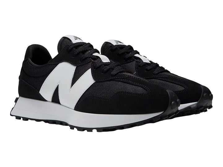 Tenis New Balance 327 color negro con suela blanca y logotipo N blanco en el lateral.