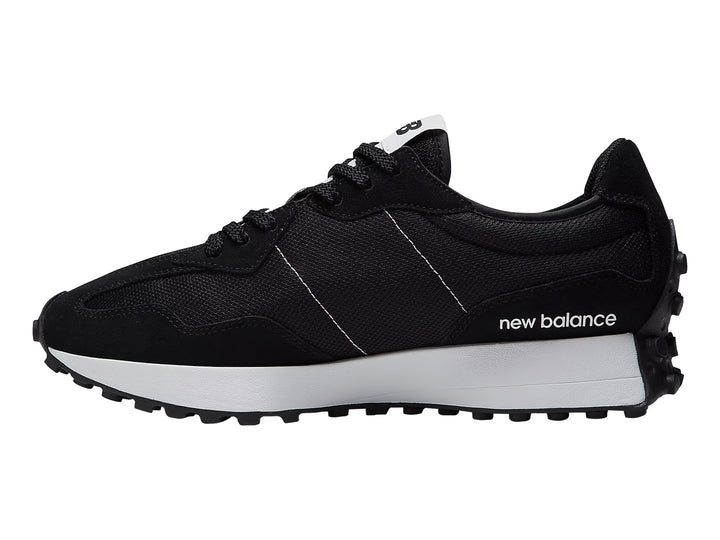 Tenis New Balance 327 color negro con suela blanca y logotipo N blanco en el lateral.