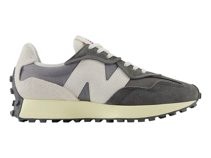 Tenis New Balance 327 en color gris Castlerock con suela blanca y detalles en gamuza.