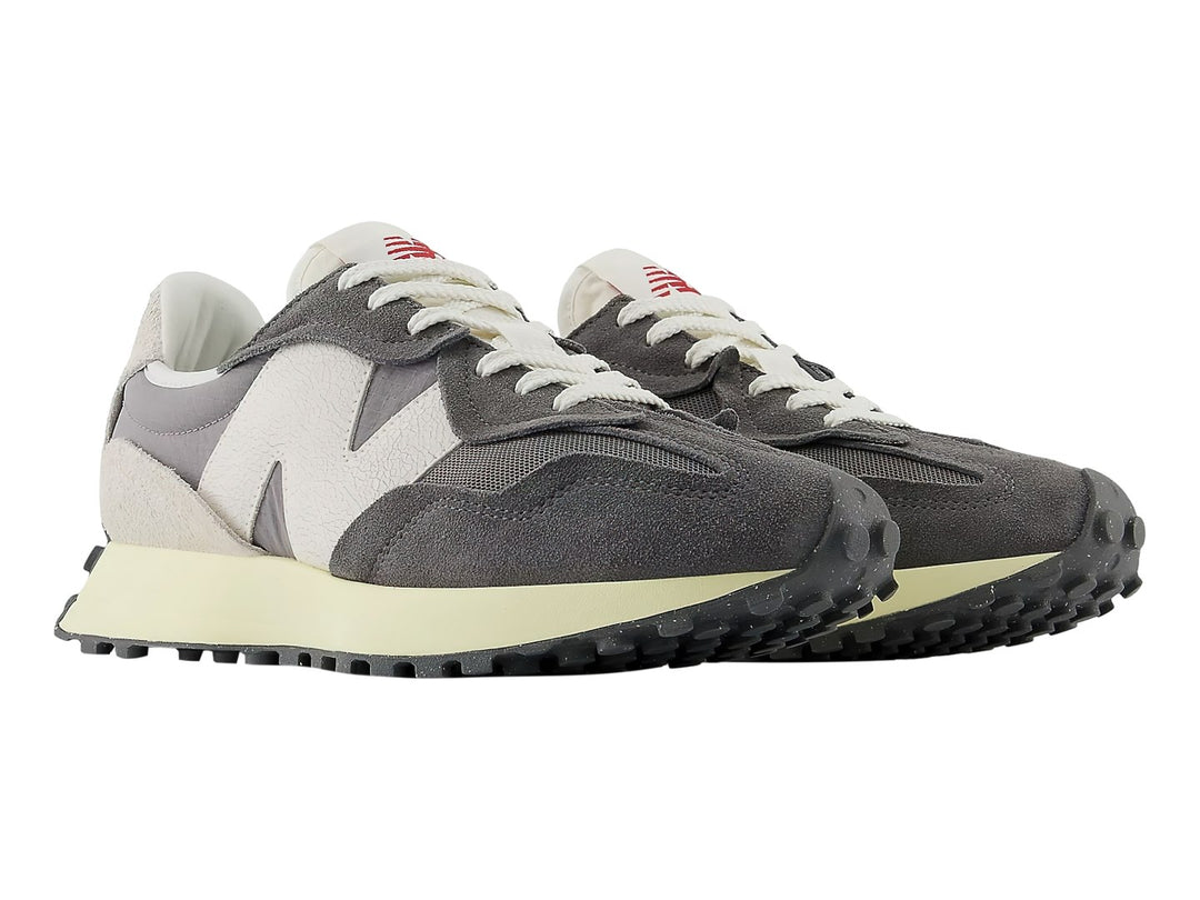 Tenis New Balance 327 en color gris Castlerock con suela blanca y detalles en gamuza.