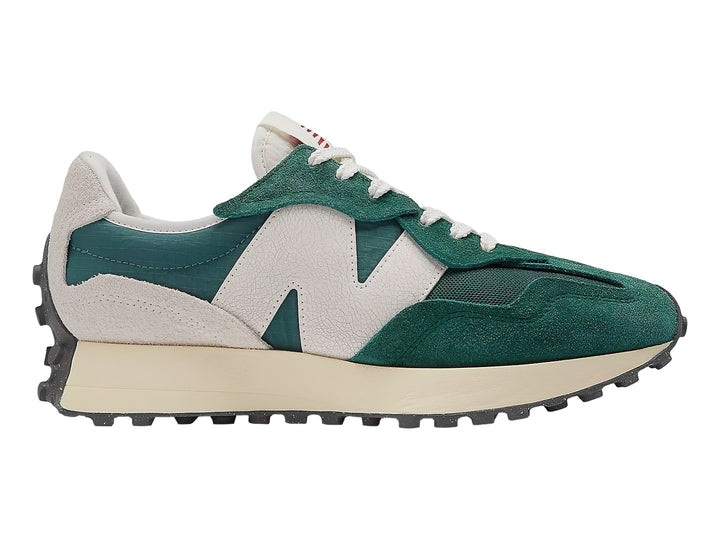 Tenis New Balance modelo 327 en color verde Marsh Green y blanco con suela blanca dentada.