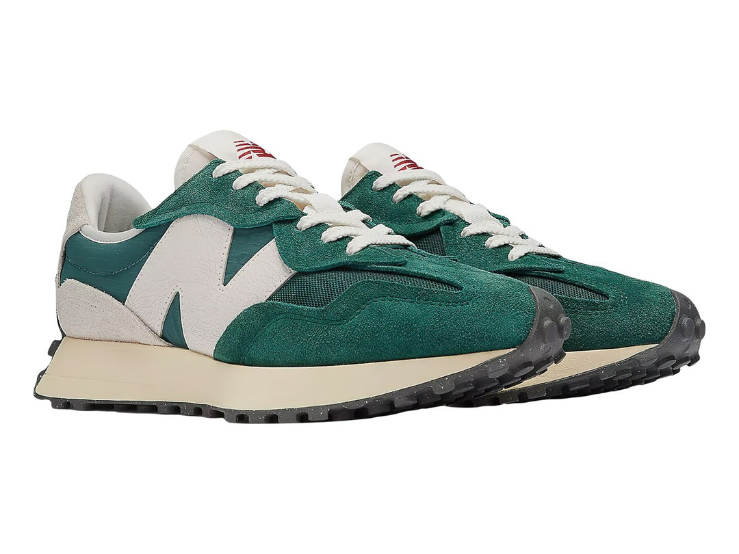 Tenis New Balance modelo 327 en color verde Marsh Green y blanco con suela blanca dentada.