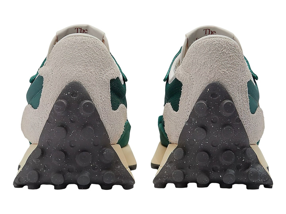 Tenis New Balance modelo 327 en color verde Marsh Green y blanco con suela blanca dentada.