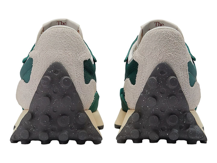 Tenis New Balance modelo 327 en color verde Marsh Green y blanco con suela blanca dentada.