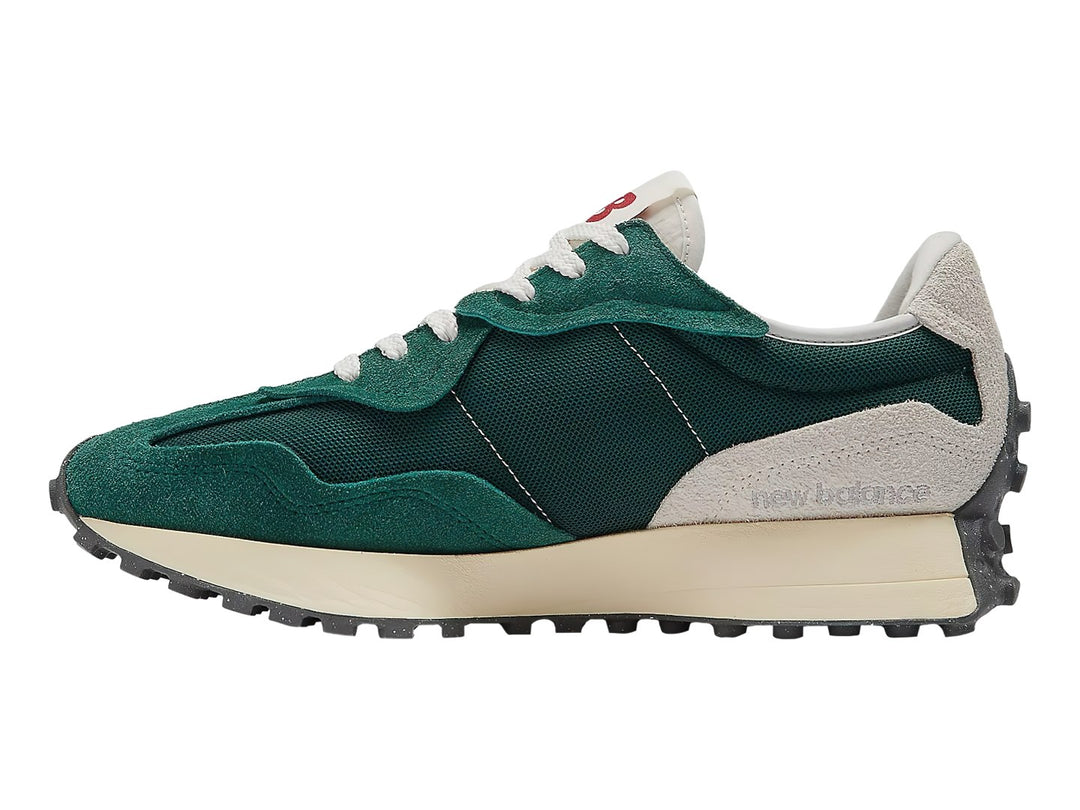 Tenis New Balance modelo 327 en color verde Marsh Green y blanco con suela blanca dentada.