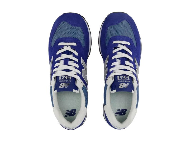 Tenis New Balance 574 color azul con detalles en gris y blanco, vista lateral sobre fondo blanco.