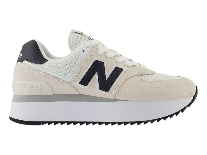 Tenis New Balance WL 574 en color linen con suela de plataforma blanca y detalles en azul marino.
