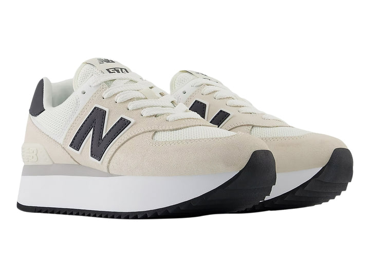 Tenis New Balance WL 574 en color linen con suela de plataforma blanca y detalles en azul marino.