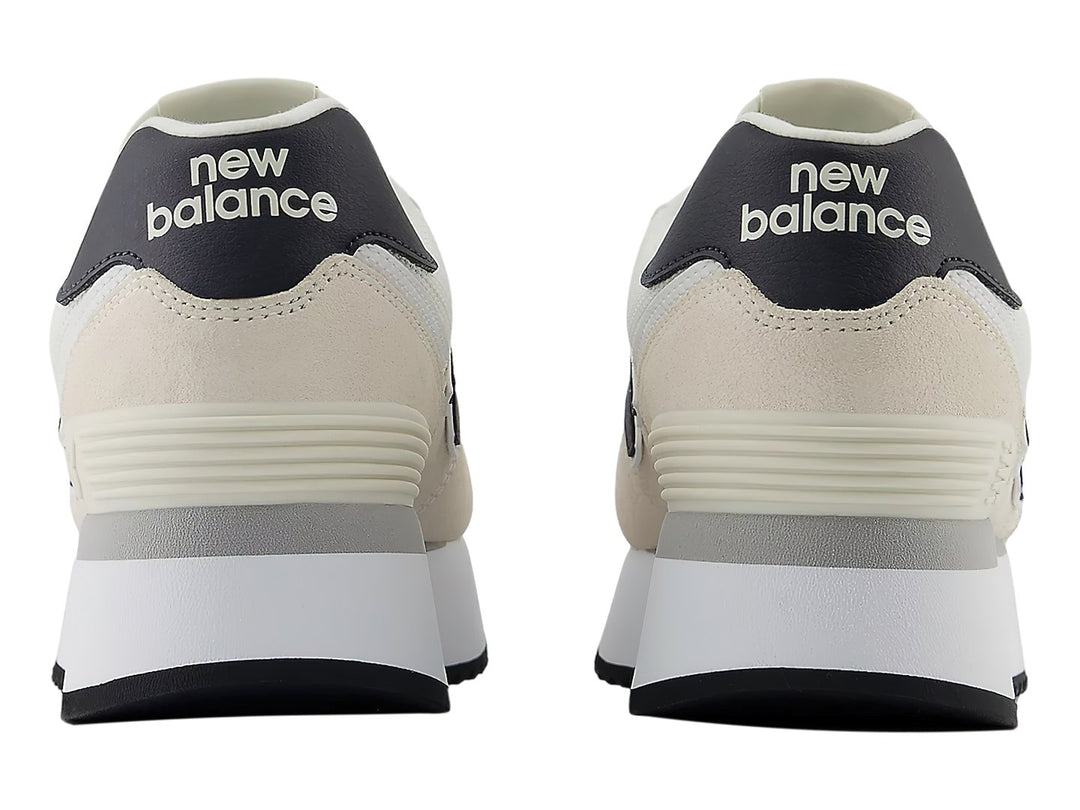 Tenis New Balance WL 574 en color linen con suela de plataforma blanca y detalles en azul marino.