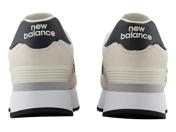 Tenis New Balance WL 574 en color linen con suela de plataforma blanca y detalles en azul marino.