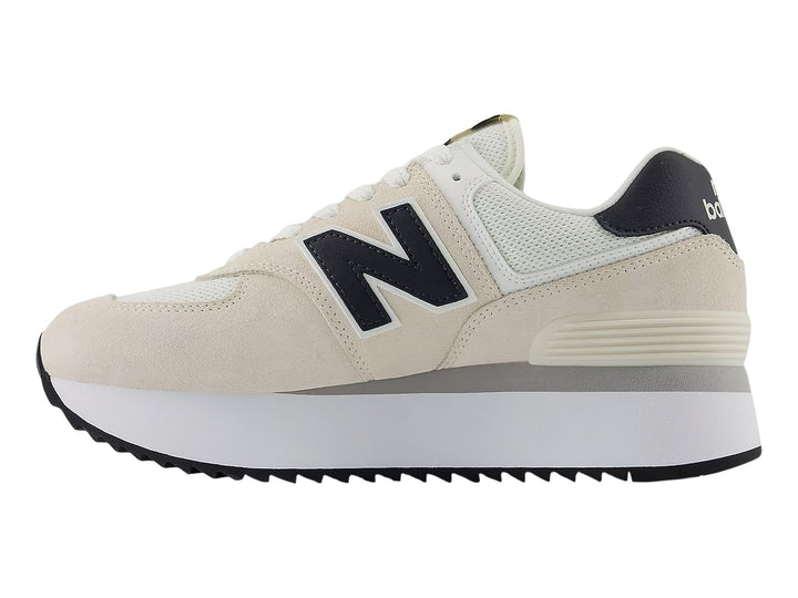Tenis New Balance WL 574 en color linen con suela de plataforma blanca y detalles en azul marino.
