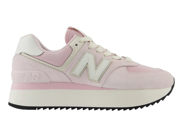 Tenis New Balance color rosa con suela de plataforma blanca y detalles en gamuza y tela.