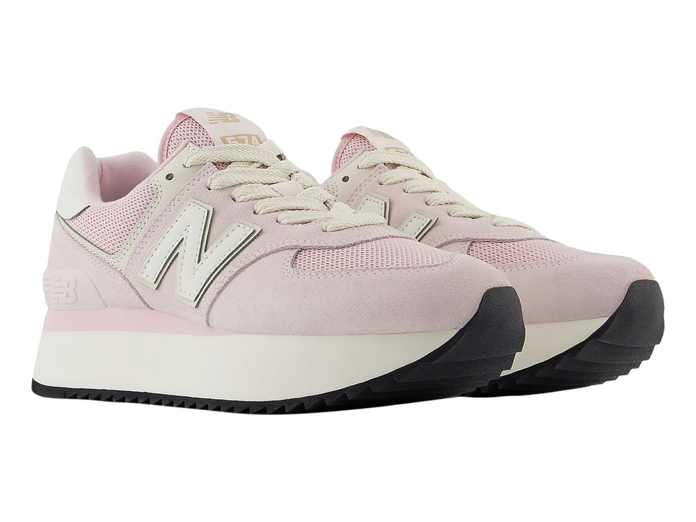 Tenis New Balance color rosa con suela de plataforma blanca y detalles en gamuza y tela.