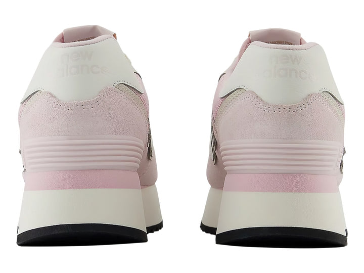 Tenis New Balance color rosa con suela de plataforma blanca y detalles en gamuza y tela.