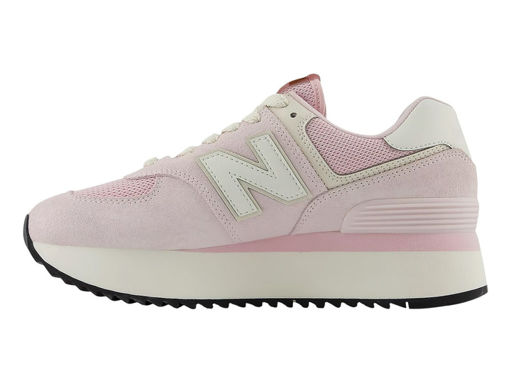 Tenis New Balance color rosa con suela de plataforma blanca y detalles en gamuza y tela.