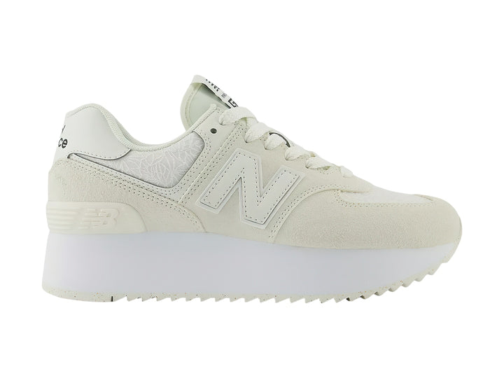 Tenis New Balance WL 574 en color Sea Salt con suela de plataforma blanca y detalles en gamuza.