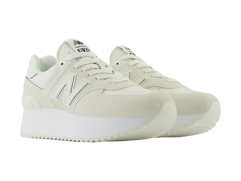 Tenis New Balance WL 574 en color Sea Salt con suela de plataforma blanca y detalles en gamuza.
